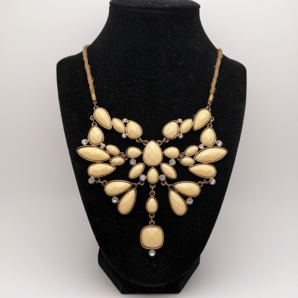 Vintage Cream Bibb Statement Necklace - Picture 2 of 16